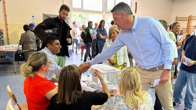 El candidato del PP en Badalona, Xavier García Albiol, en el momento de la votación