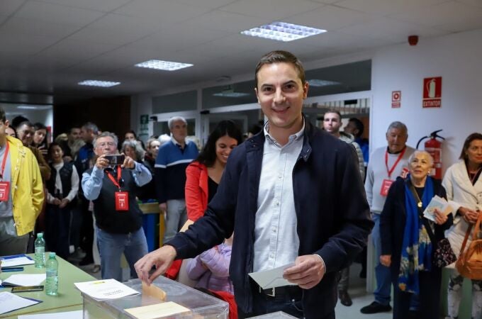 El candidato del PSOE a la Presidencia de la Comunidad de Madrid, Juan Lobato, votando en Soto del Real.