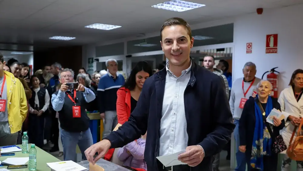 El candidato del PSOE a la Presidencia de la Comunidad de Madrid, Juan Lobato, votando en Soto del Real.