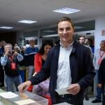 El candidato del PSOE a la Presidencia de la Comunidad de Madrid, Juan Lobato, votando en Soto del Real.