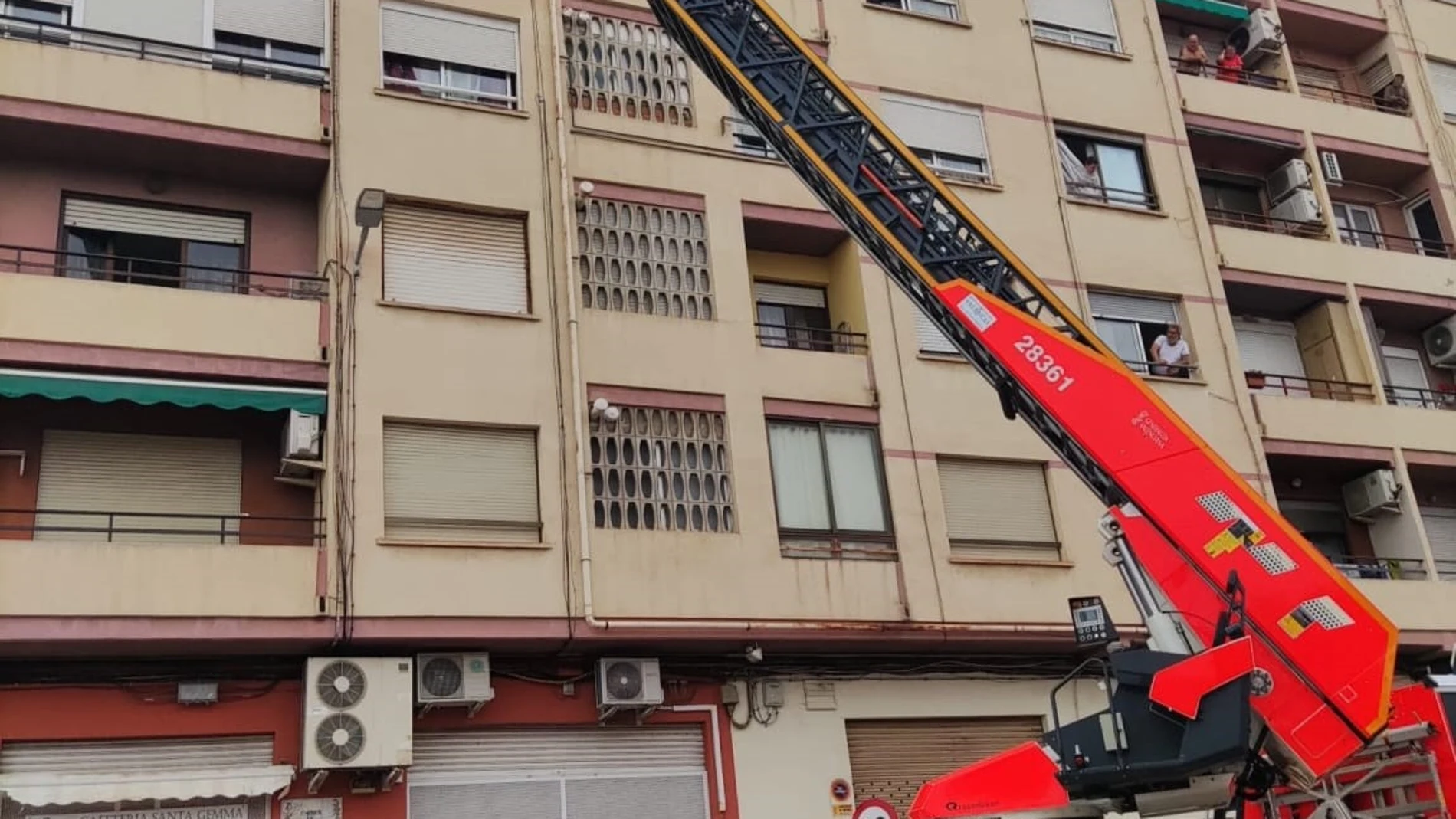 Saneada la fachada de un edificio en Paterna tras la caída de cascotes CONSORCIO PROVINCIAL DE BOMBEROS 28/05/2023
