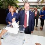 El candidato del PSdeG a la alcaldía de Vigo, Abel Caballero, vota en las elecciones municipales del 28 de mayo