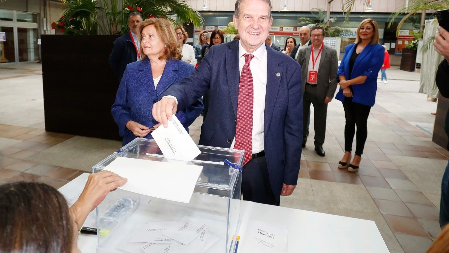 El candidato del PSdeG a la alcaldía de Vigo, Abel Caballero, vota en las elecciones municipales del 28 de mayo PSDEG 28/05/2023