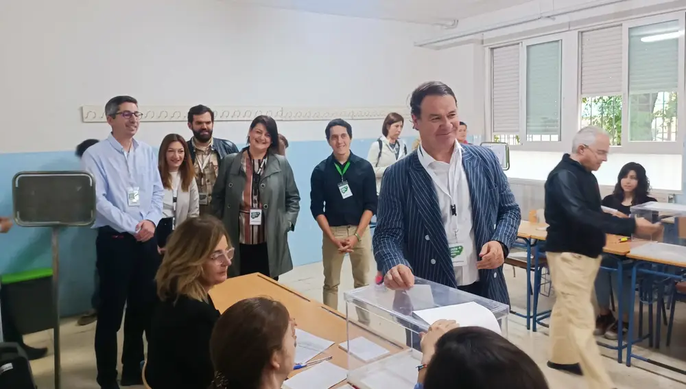 El candidato de Jaén, votando