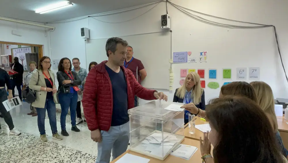 El alcalde de Jaén ejerciendo su derecho al voto