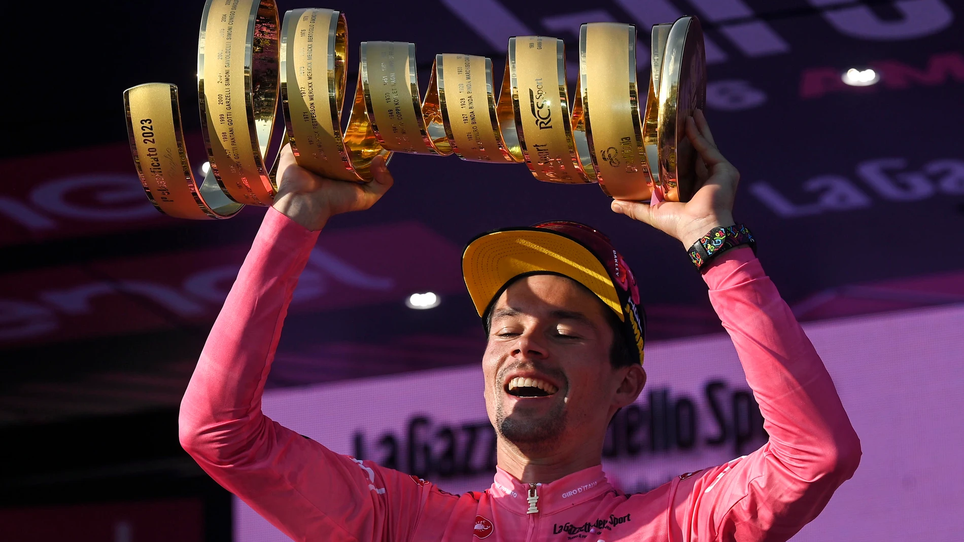 Rome (Italy), 28/05/2023.- Slovenian rider Primoz Roglic, wearing the overall leader's pink jersey, lifts the trophy on the podium after winning the 2023 Giro d'Italia cycling race, in Rome, Italy, 28 May 2023. (Ciclismo, Italia, Eslovenia, Roma) EFE/EPA/RICCARDO ANTIMIANI 