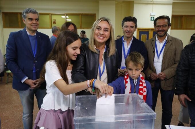 Candidata a la alcaldía de Granada por el PP-A Marifrán Carazo ha votado en Granada