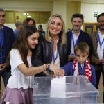 Candidata a la alcaldía de Granada por el PP-A Marifrán Carazo ha votado en Granada