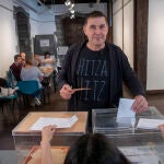 Arnaldo Otegi vota en Elgoibar