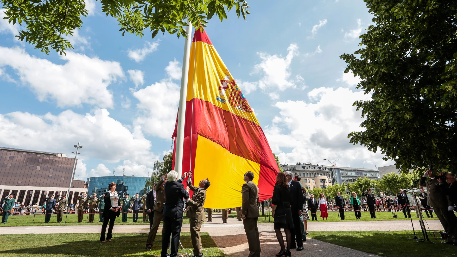 Izado de la bandera de España en León