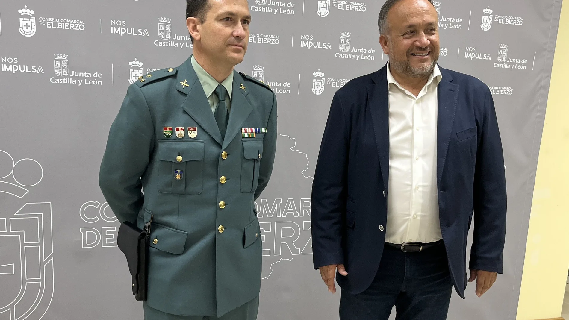 El presidente del Consejo Comarcal del Bierzo, Gerardo Álvarez Courel, recibe al capitán de la Guardia Civil en Ponferrada, Juan Jesús Cadenas