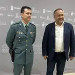 El presidente del Consejo Comarcal del Bierzo, Gerardo Álvarez Courel, recibe al capitán de la Guardia Civil en Ponferrada, Juan Jesús Cadenas