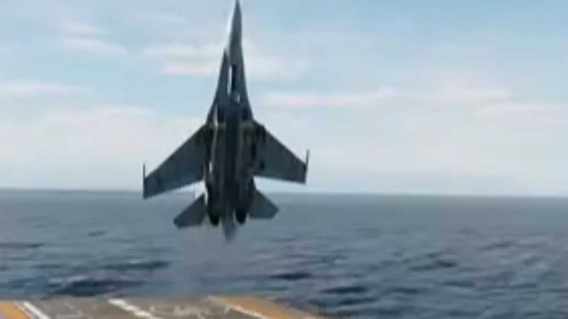 Imagen del supuesto caza ruso aterrizando en "cobra" en un portaaviones