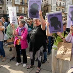 Unas dos mil personas se han concentrado este lunes en la plaza de la Virgen Blanca de Vitoria para expresar su repulsa por el asesinato de Maialen Mazón a manos de su expareja, convocadas por el movimiento feminista.