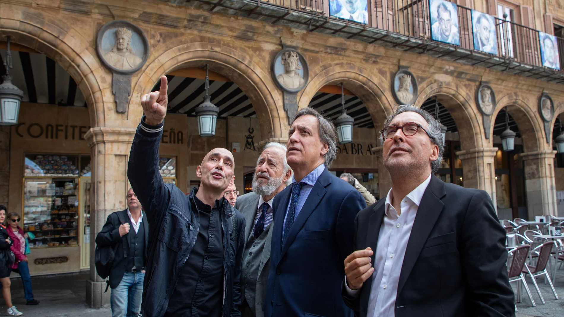 El alcalde de Salamanca, Carlos García Carbayo; el artista Florencio Maíllo y el folclorista Gabriel Calvo presentan el homenaje a Federico García Lorca con motivo del 125 Aniversario de su nacimiento