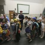 Escolares se refugian de los cohetes rusos en una estación de metro de Kyiv