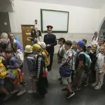 Escolares se refugian de los cohetes rusos en una estación de metro de Kyiv