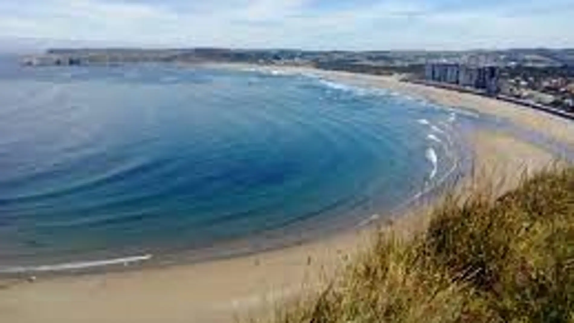 La playa de Salinas es uno de los arenales más concurridos de la costa central de Asturias