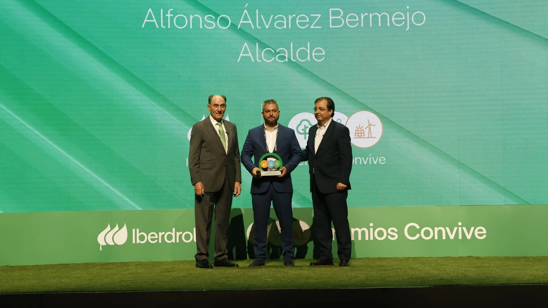 El alcalde de Revilla Vallejera, Alfonso Álvarez Bermejor, recibe el reconocimiento de manos de Ignacio Galán y de Guillermo Fernández Vara