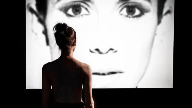 Natalia Huarte, de espaldas, se enfrenta a su primera obra de teatro en solitario