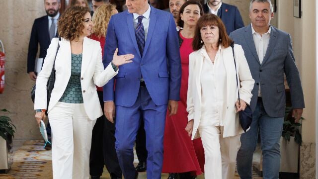 La vicesecretaria general del PSOE y ministra de Hacienda, María Jesús Montero; el presidente del Gobierno y secretario general del PSOE, Pedro Sánchez y la presidenta del PSOE y vicepresidenta del Senado, Cristina Narbona, a su llegada ayer a una reunión con los diputados y senadores socialistas, en el Congreso 