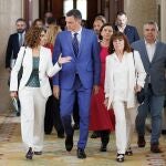 La vicesecretaria general del PSOE y ministra de Hacienda, María Jesús Montero; el presidente del Gobierno y secretario general del PSOE, Pedro Sánchez y la presidenta del PSOE y vicepresidenta del Senado, Cristina Narbona, a su llegada ayer a una reunión con los diputados y senadores socialistas, en el Congreso 