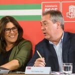 Juan Espadas conversa con Ángeles Férriz al comienzo de la reunión de la Ejecutiva socialista del pasado martes en Sevilla