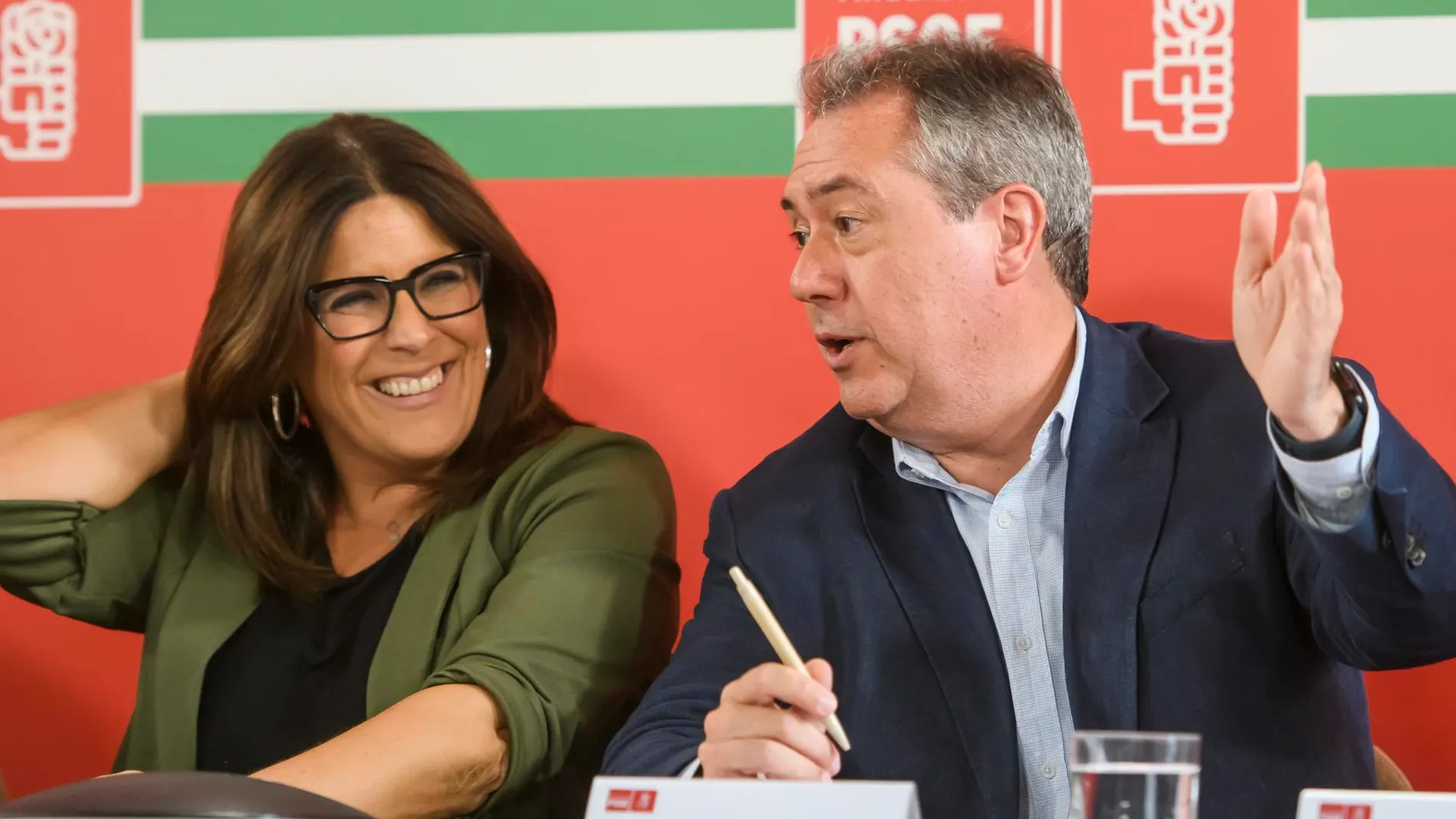 Juan Espadas conversa con Ángeles Férriz al comienzo de la reunión de la Ejecutiva socialista del pasado martes en Sevilla