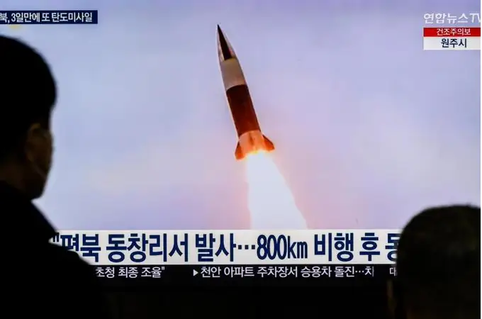 Corea del Norte fracasa en su empeño de poner en órbita un satélite espía, generando confusión y pánico en la región.