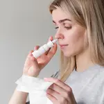 Mujer con espray nasal