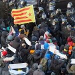 Antidisturbios franceses intentan desalojar en Le Perthus a los manifestantes convocados por Tsunami Democràtic para bloquear el paso fronterizo de La Junquera