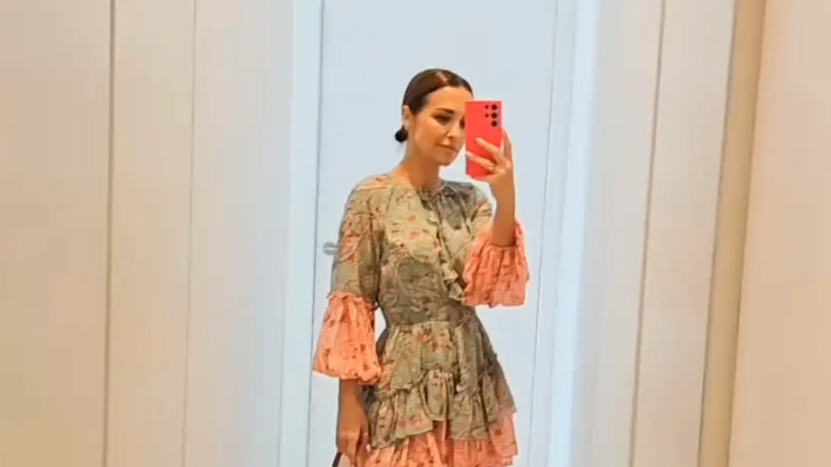 Paula Echevarría con vestido boho y botas. 