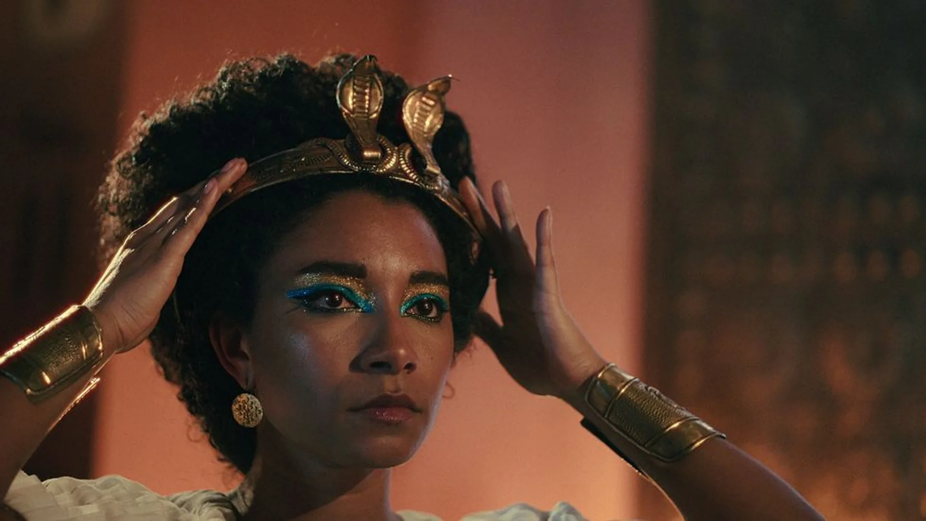 La actriz inglesa Adele James como Cleopatra en la serie de Netflix