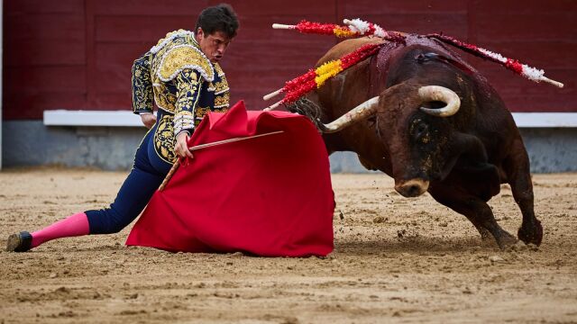 Daniel Luque, en el comienzo de faena al tercero en Las Ventas