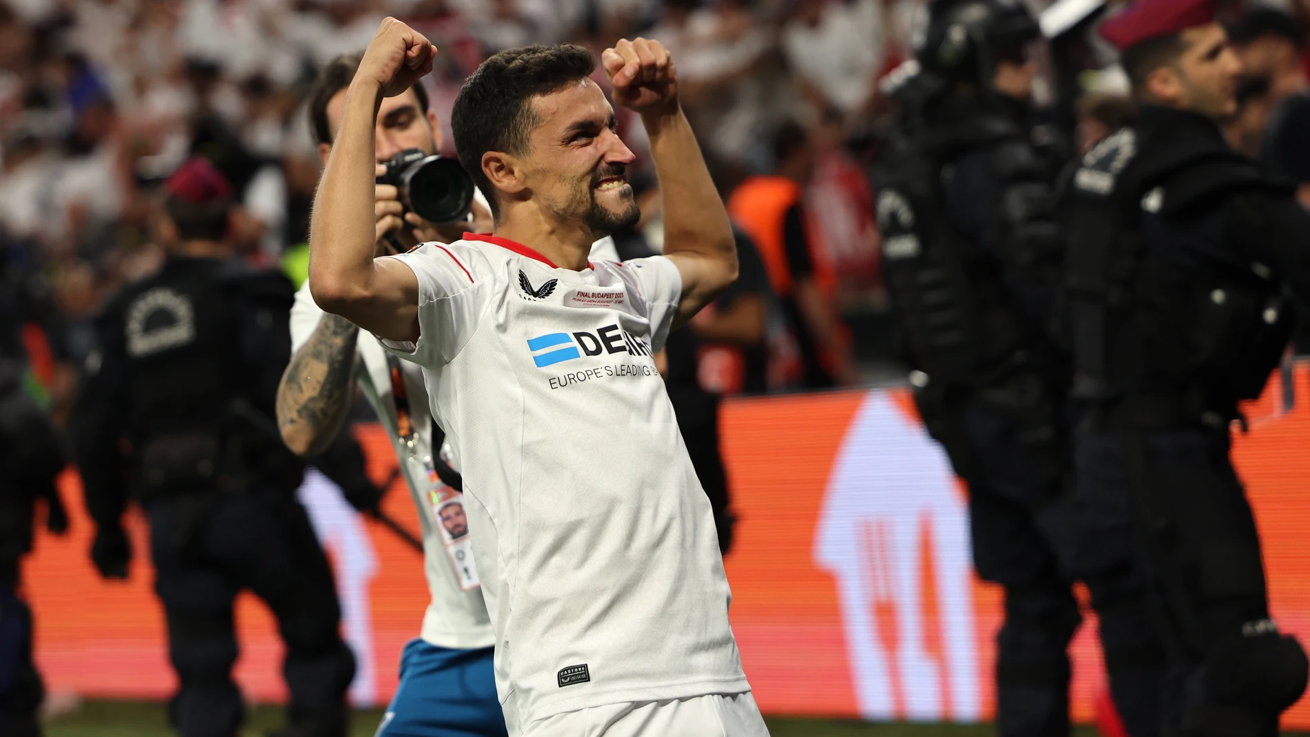 Budapest (Hungary), 31/05/2023.- Jesus Navas of Sevilla celebrates after winning the penalty shootout in the UEFA Europa League final between Sevilla FC and AS Roma, in Budapest, Hungary, 01 June 2023. Sevilla won the final with 4-1 on penalties. (Hungría) EFE/EPA/ANNA SZILAGYI 