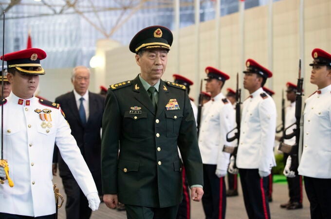 El ministro de Defensa de China, General Li Shangfu, seguido por su homólogo de Singapur, Ng Eng Hen, pasan revista a la guardia de honor
