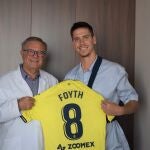 Dr. Sánchez Alepuz y el jugador Juan Foyth del Villareal club de fútbol