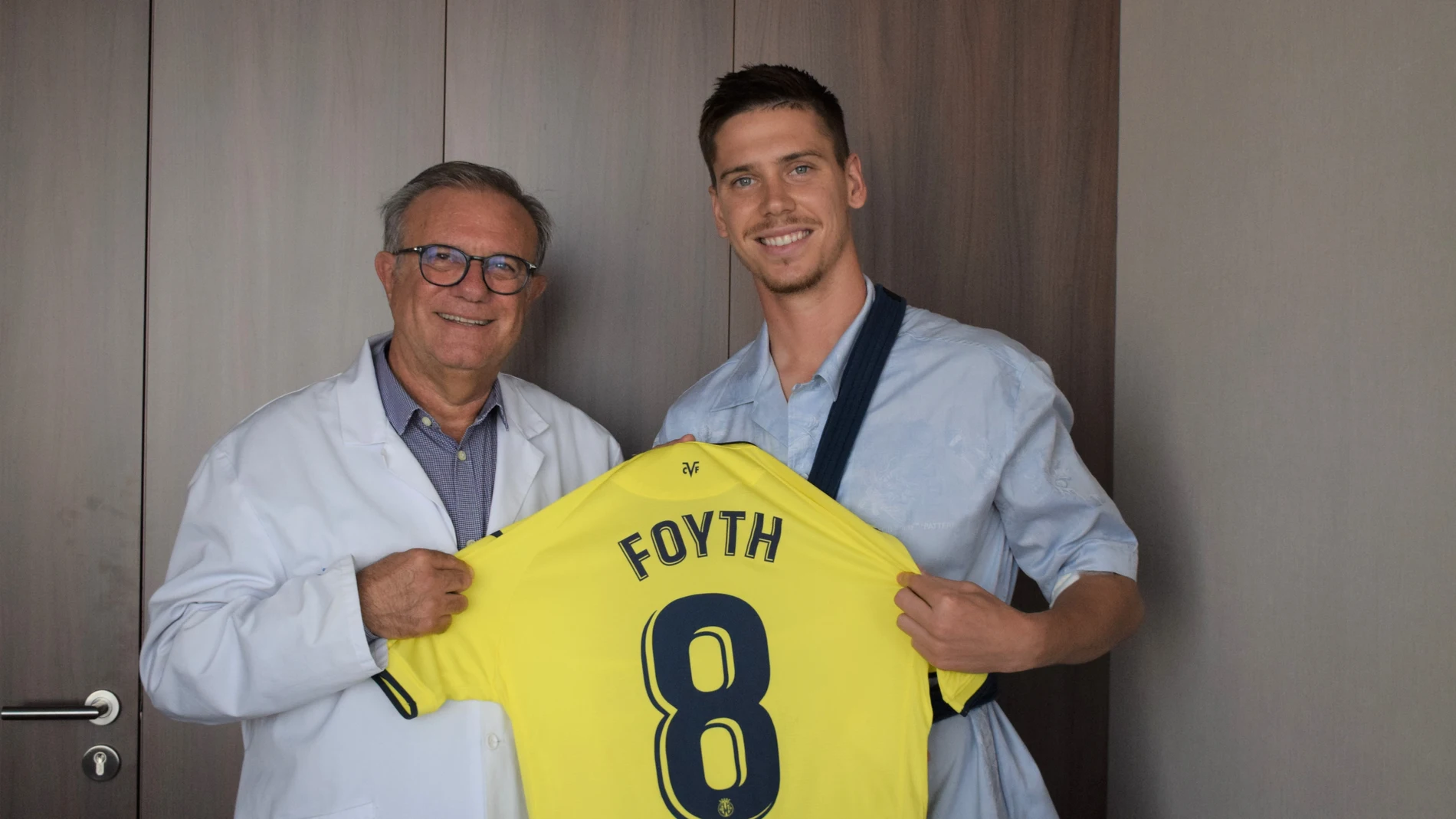 Dr. Sánchez Alepuz y el jugador Juan Foyth del Villareal club de fútbol