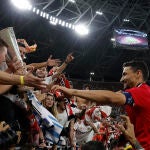Jesús Navas celebra el título con la afición en el Puskas Arenas