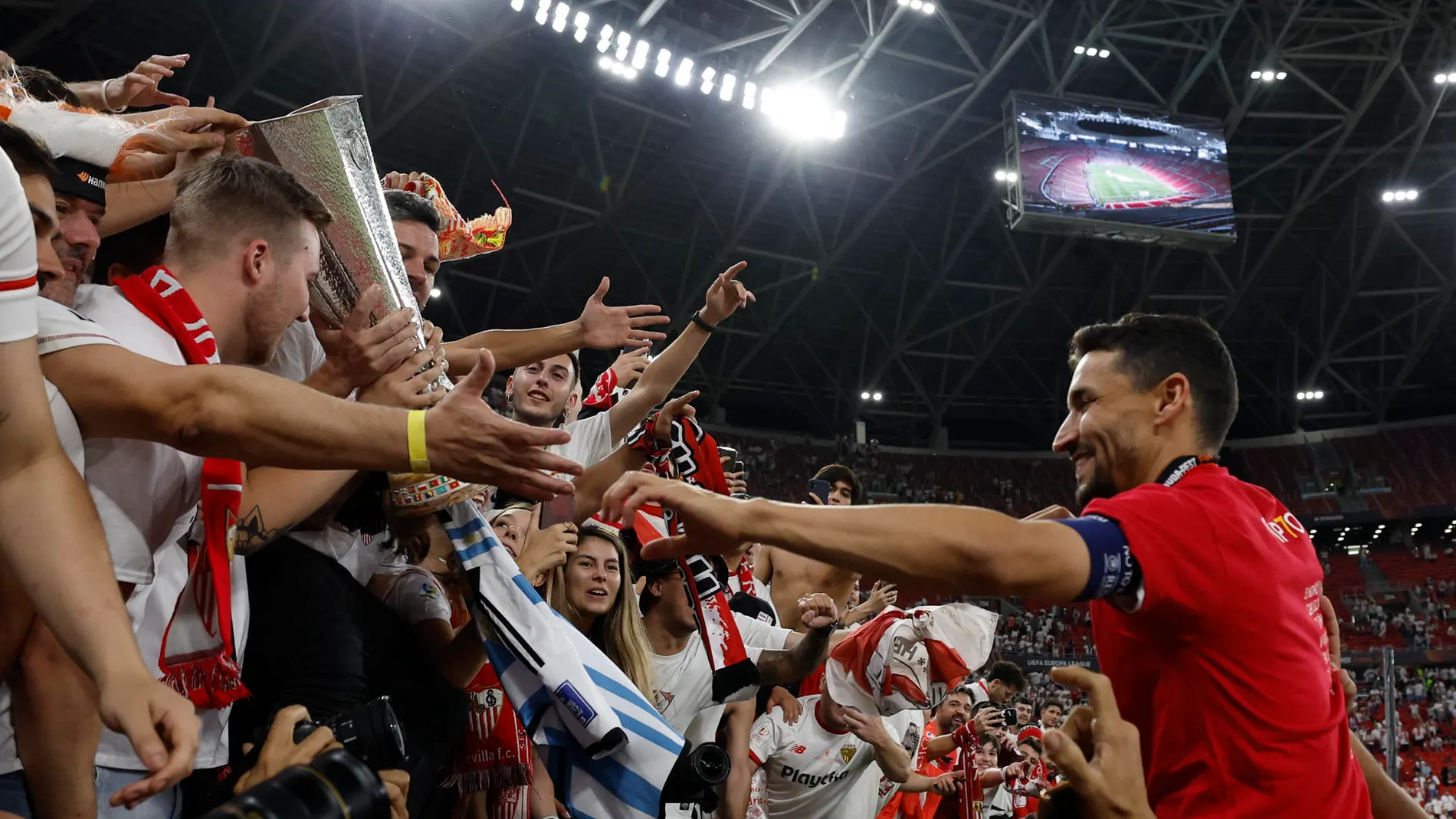 Jesús Navas celebra el título con la afición en el Puskas Arenas