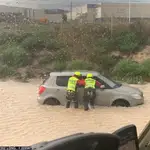 Bomberos rescatan al conductor de un vehículo atrapado por el agua
