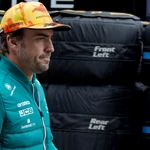 Fernando Alonso, en el paddock de Barcelona