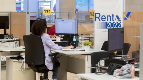 MADRID.-La Agencia Tributaria atenderá desde hoy en sus oficinas a los contribuyentes para la declaración de la Renta
