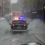 LA ALBERCA, (MURCIA), 31/05/2023.- Un coche de la policía local de Murcia circula por una calle inundada en la pedanía murciana de La Alberca tras la tormenta de lluvia y granizo que ha caido en la tarde de este miércoles. 9 rescates, 15 achiques y 23 obstáculos retirados de la vía son el balance provisional de las emergencias atendidas por las lluvias en la comunidad murciana esta tarde, cuando la Agencia Estatal de Meteorología ha elevado de amarillo a naranja el aviso por lluvias de hasta 35 litros por metro cuadrado y hora en la comarca de la vega del Segura hasta la medianoche.