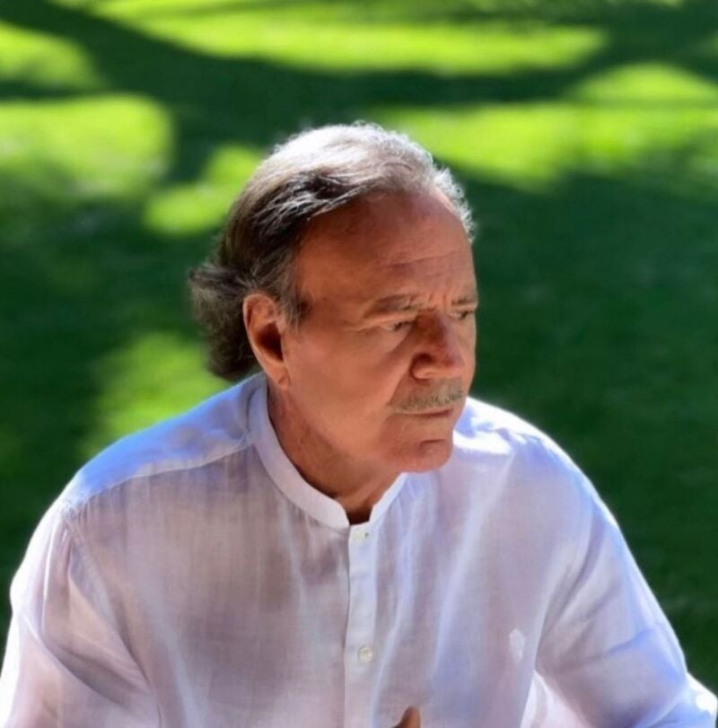 GRAF715. MADRID, 31/05/2023.- Hace unos días, algunas informaciones aseguraban que la salud del cantante español Julio Iglesias no era buena, unos comentarios que sus amigos más cercanos han negado y que este miércoles el cantante corrobora con un rotundo: &quot;Estoy DPM&quot;.A través de su cuenta de Instagram, Iglesias (Madrid, 1943) escribe sentirse preocupado por el revuelo &quot;que causa el haber elegido un pequeño tiempo de soledad&quot; que le ha llevado a apartarse del foco público. 