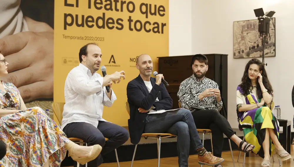 Gianluca Marcianó, a la derecha, durante su intervención, junto a Javier Menéndez y Rafael Villalobos