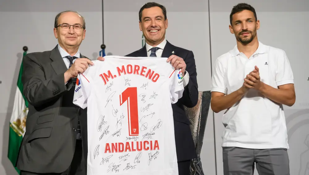 Juanma Moreno recibe al Sevilla FC en el Palacio de San Telmo
