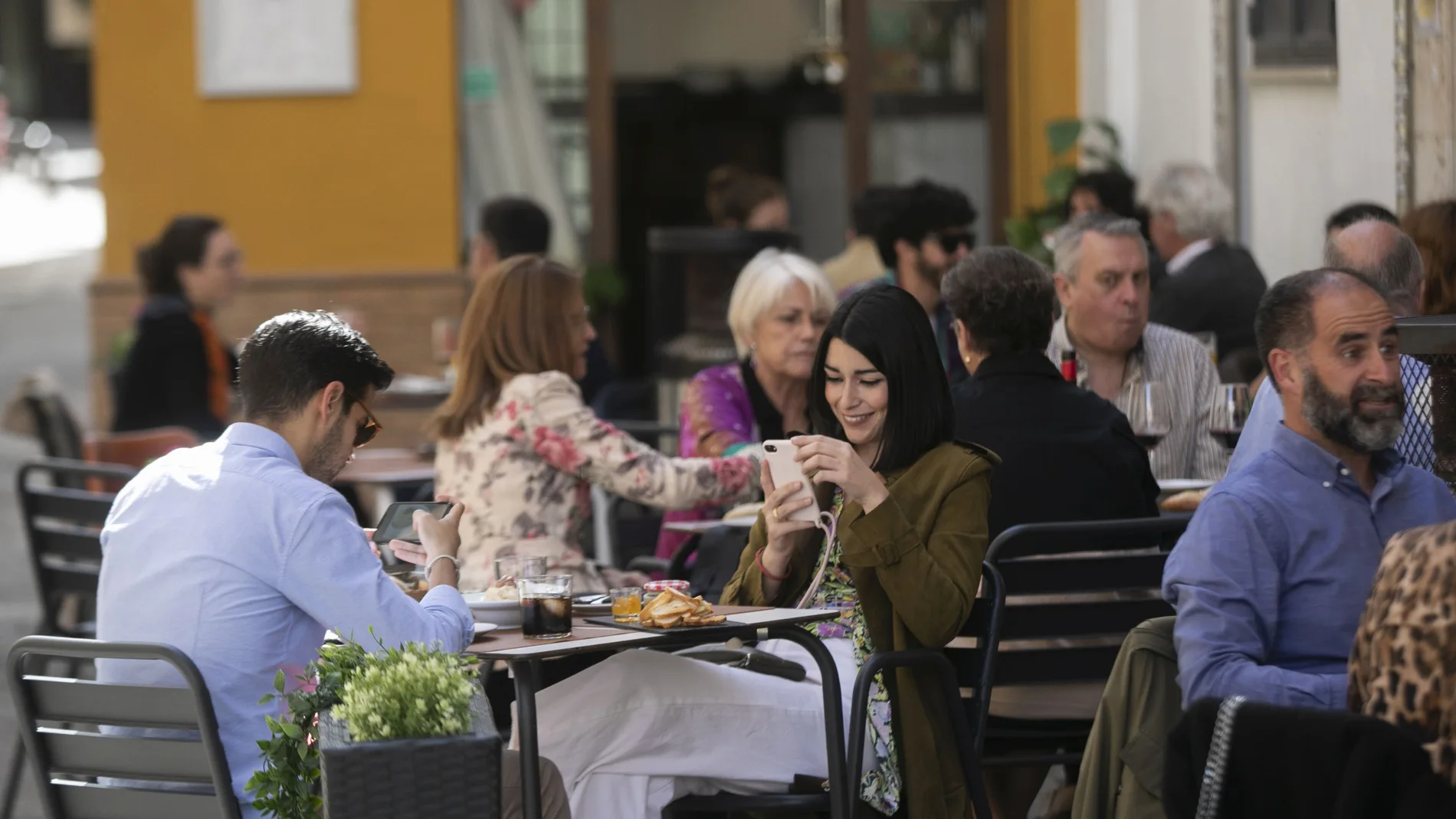 Comensales en la terraza de un bar de Sevilla