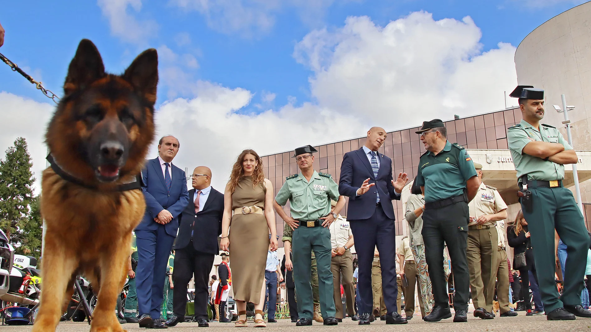 El alcalde en funciones, José Antonio Diez; el subdelegado del Gobierno, Faustino Sánchez; la delegada territorial, Ester Muñoz; y el Procurador del Común, Tomás Quintana, asisten a la jornada de puertas abiertas en conmemoración del Día de las Fuerzas Armadas