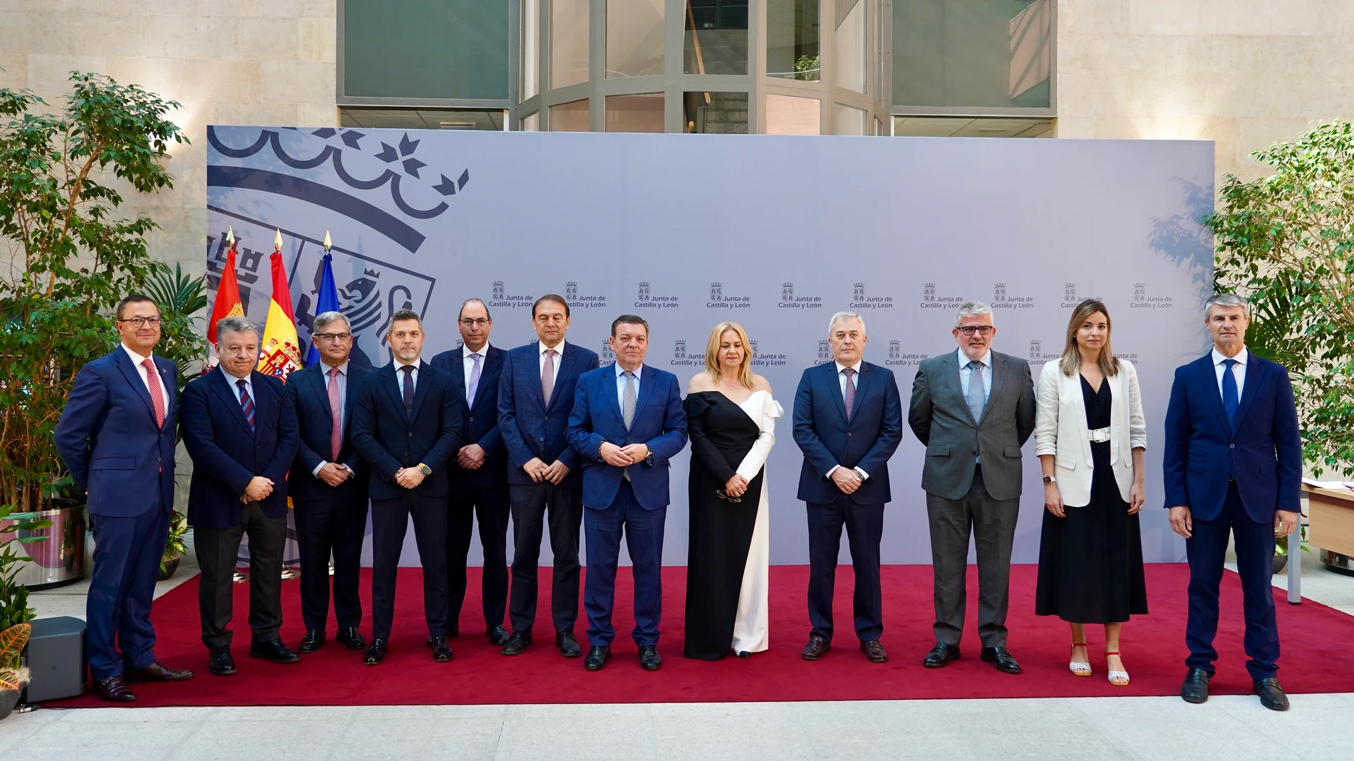 El consejero de la Presidencia, Luis Miguel González Gago, preside la toma de posesión de la nueva directora de los Servicios Jurídicos de la Junta de Castilla y León, María García Fonseca. En la imagen, junto a los responsables de la Consejería de la Presidencia